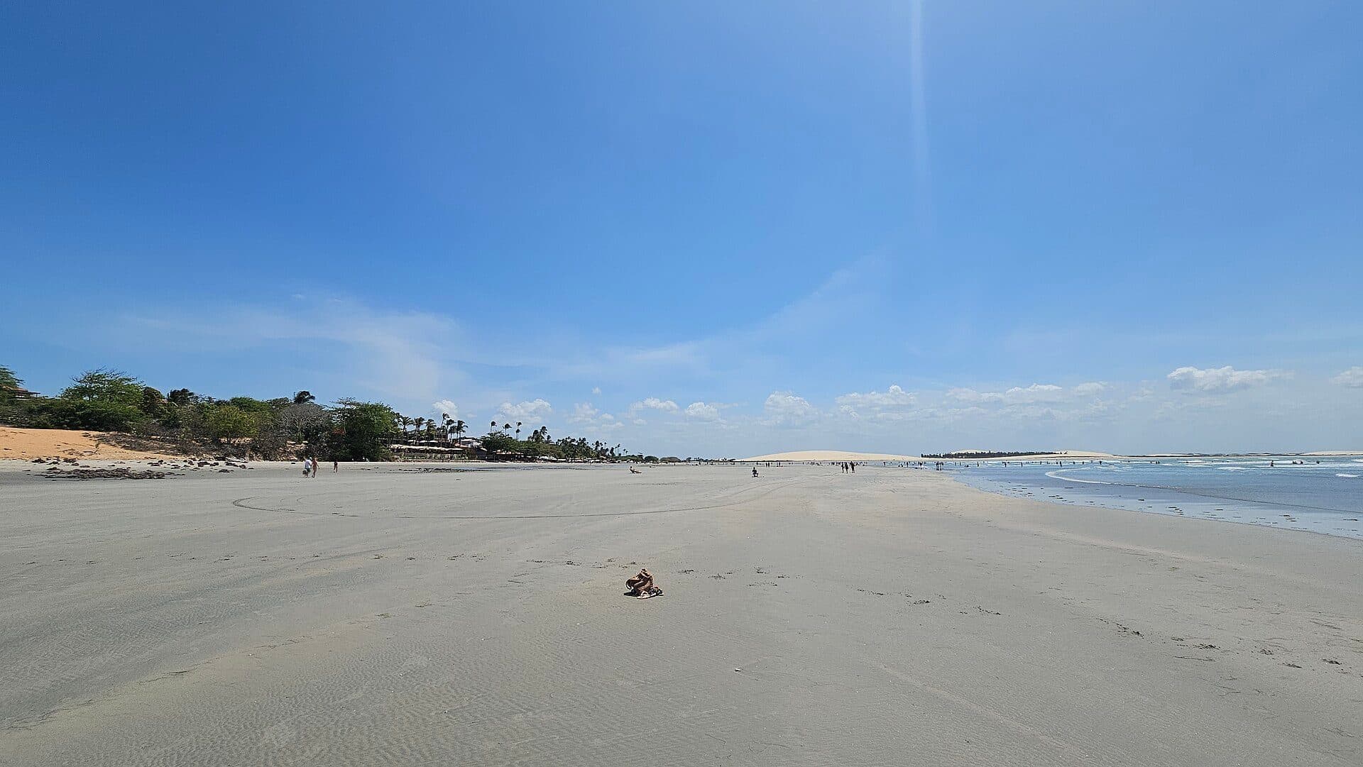 Vista da Praia de Jericoacoara com mar e faixa de areia