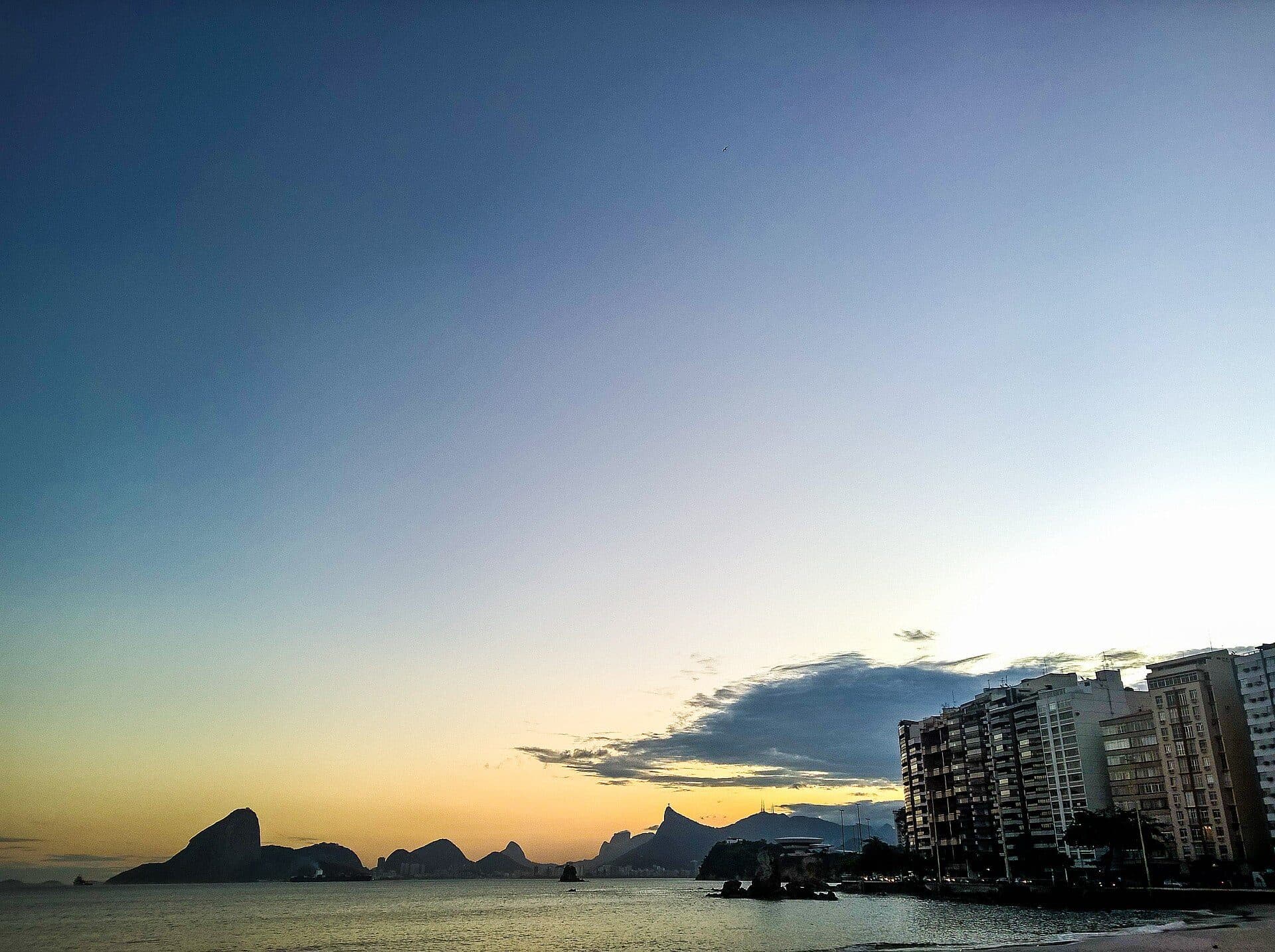 Vista do pôr do sol em Niterói, no Rio de Janeiro