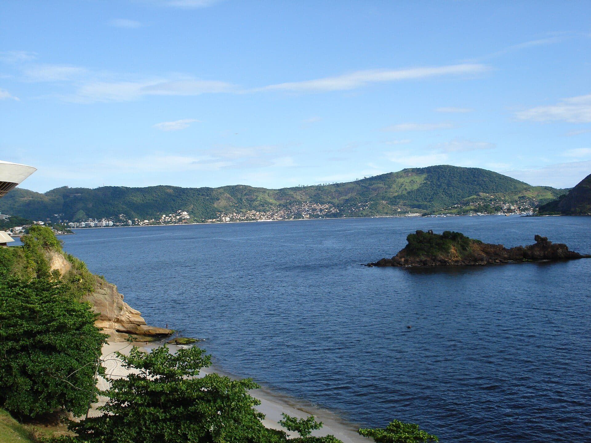Praia localizada próxima ao MAC em Niterói, Rio de Janeiro