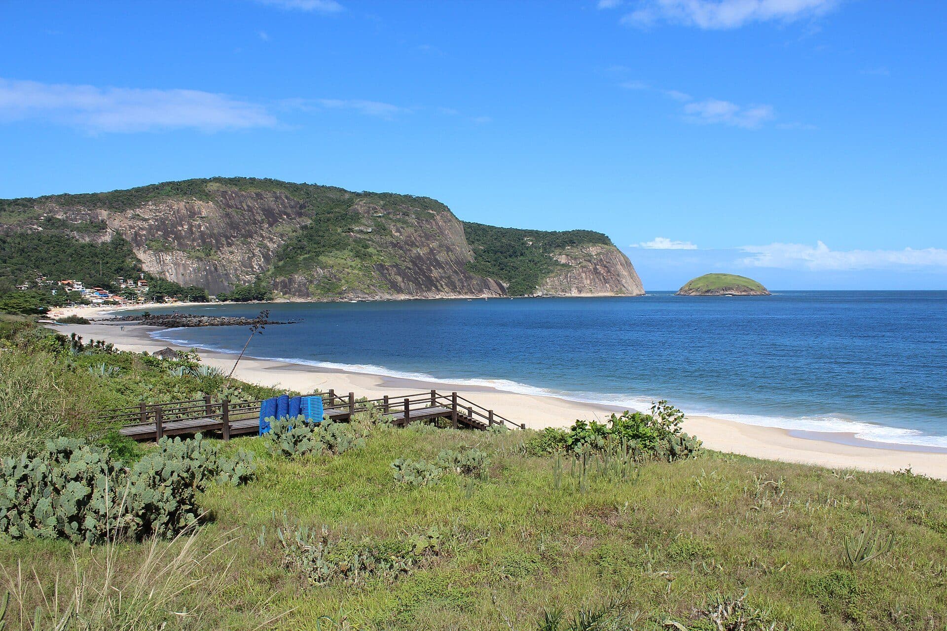 Vista da Praia de Camboinhas com a praia de Itaipu ao fundo em Niterói