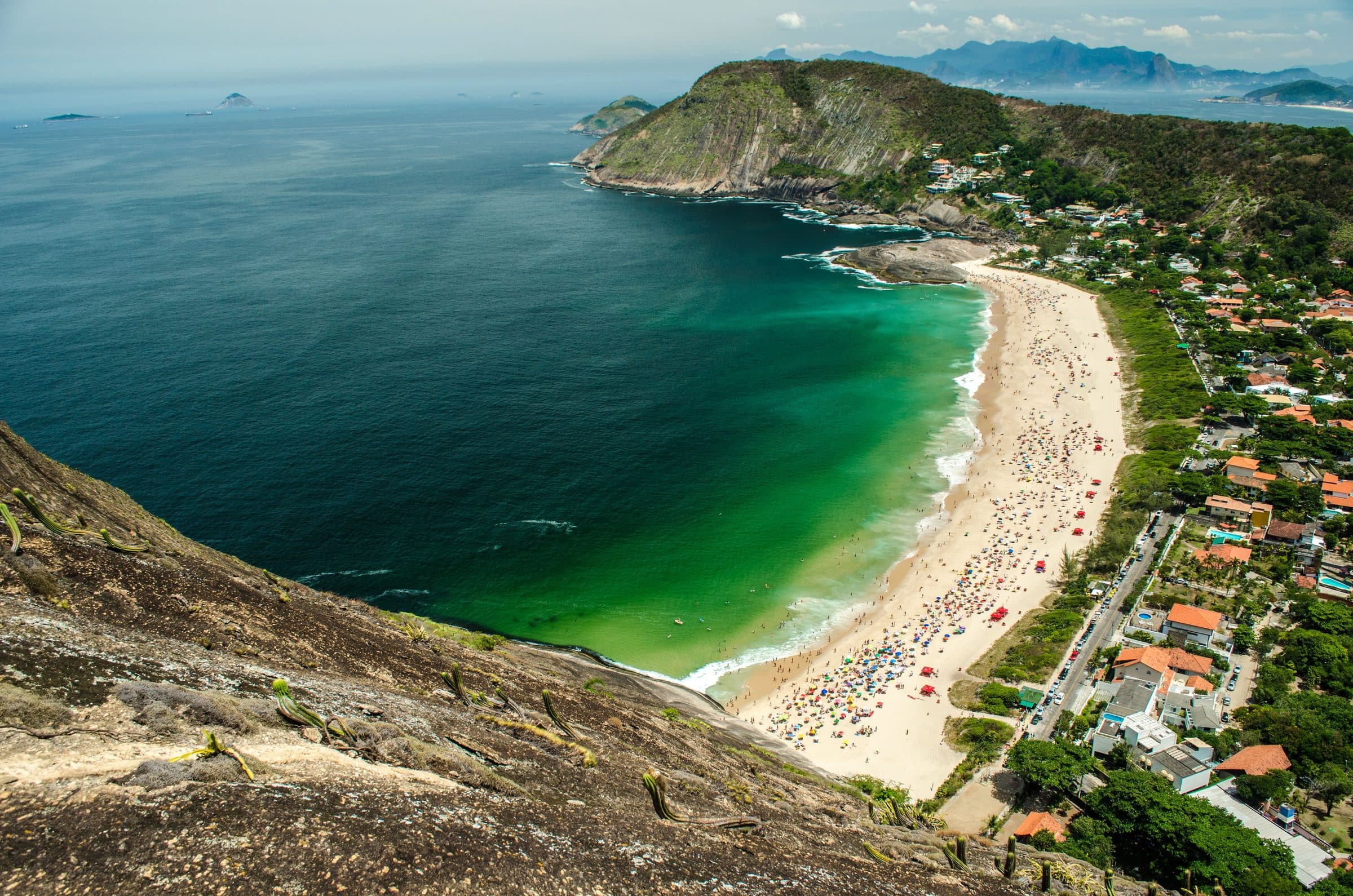 Vista aérea da Praia de Itacoatiara em Niterói, mostrando a orla e a vegetação ao redor