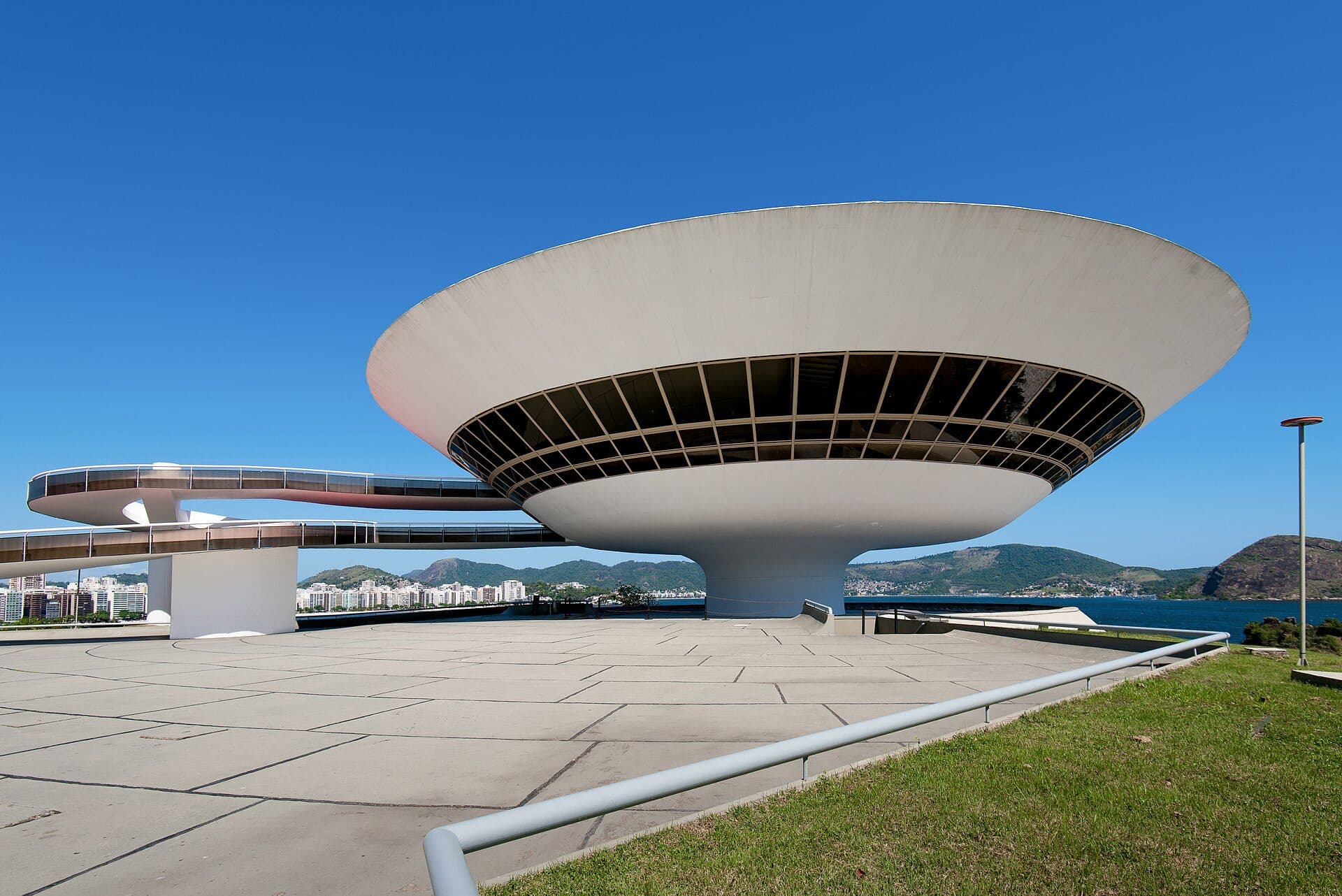 Vista externa do Museu de Arte Contemporânea de Niterói em Niterói