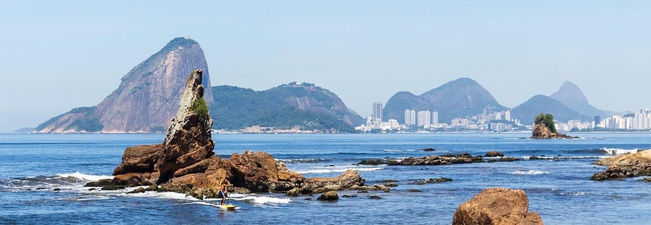 Vista da Praia de Icaraí em Niterói com mar e rochas na orla