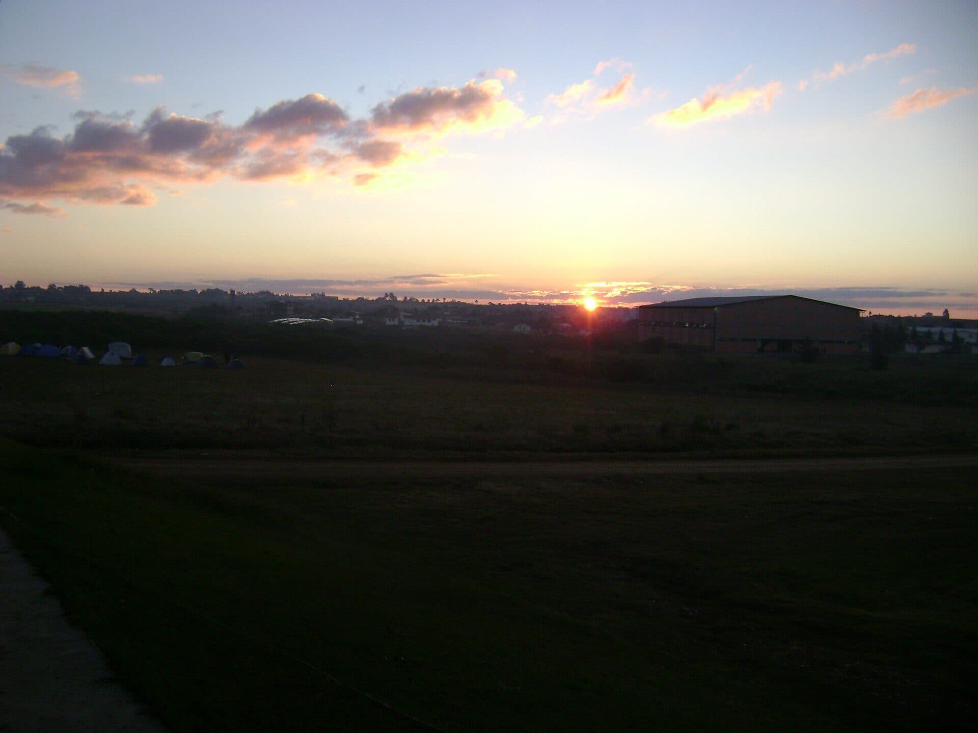 Pôr do sol no céu sobre a cidade de Guarapuava
