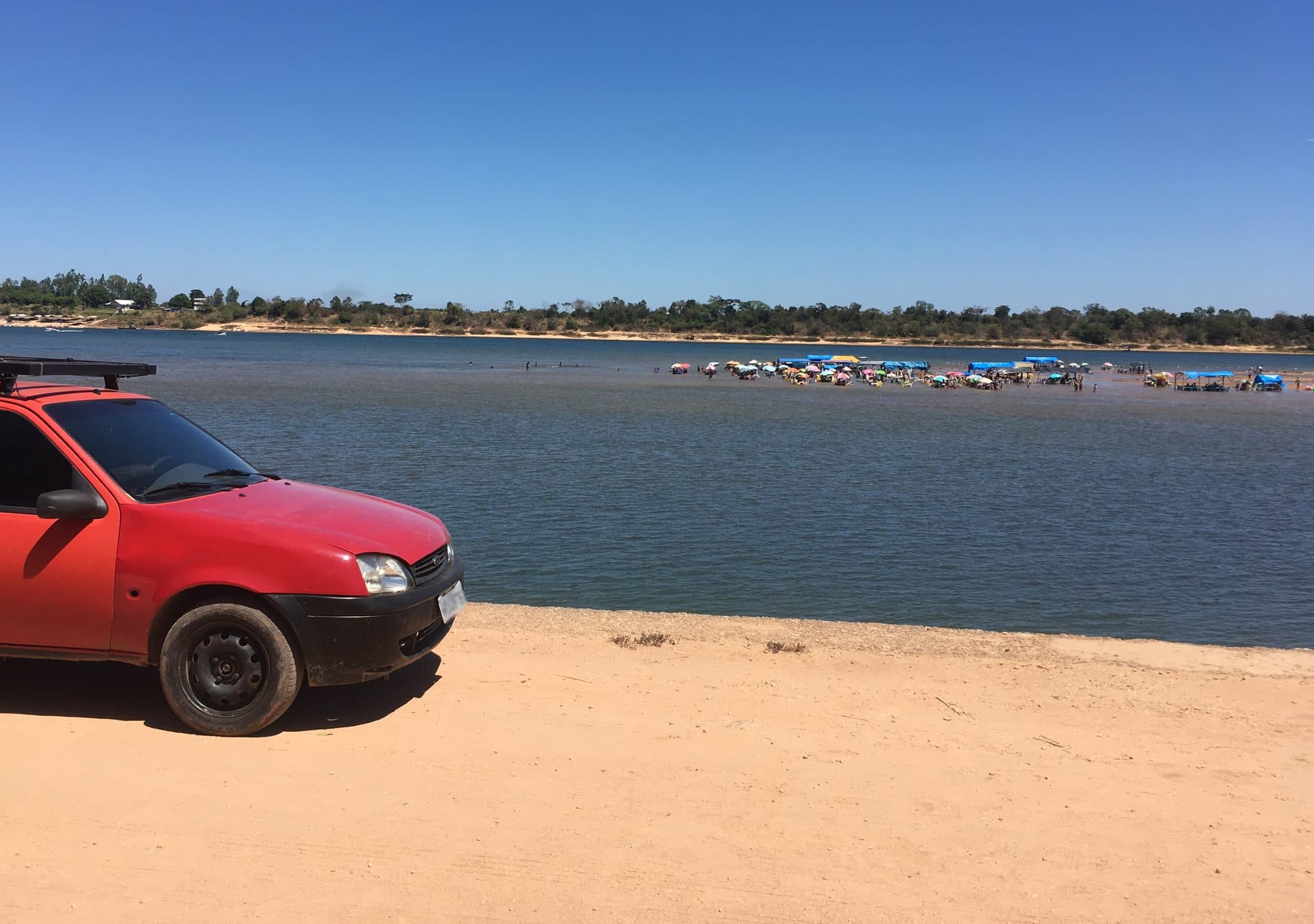 Vista da faixa de areia e orla da Praia do Meio em Imperatriz, Maranhão