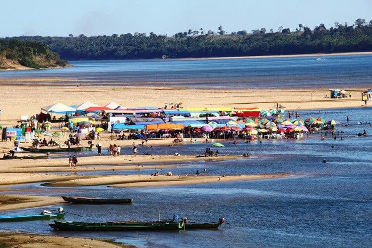 Vista da faixa de areia e das águas na Praia do Cacau