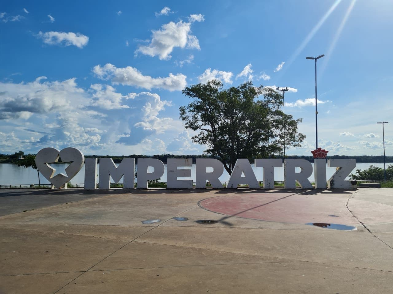 Letreiro turístico com o nome da cidade de Imperatriz no Maranhão