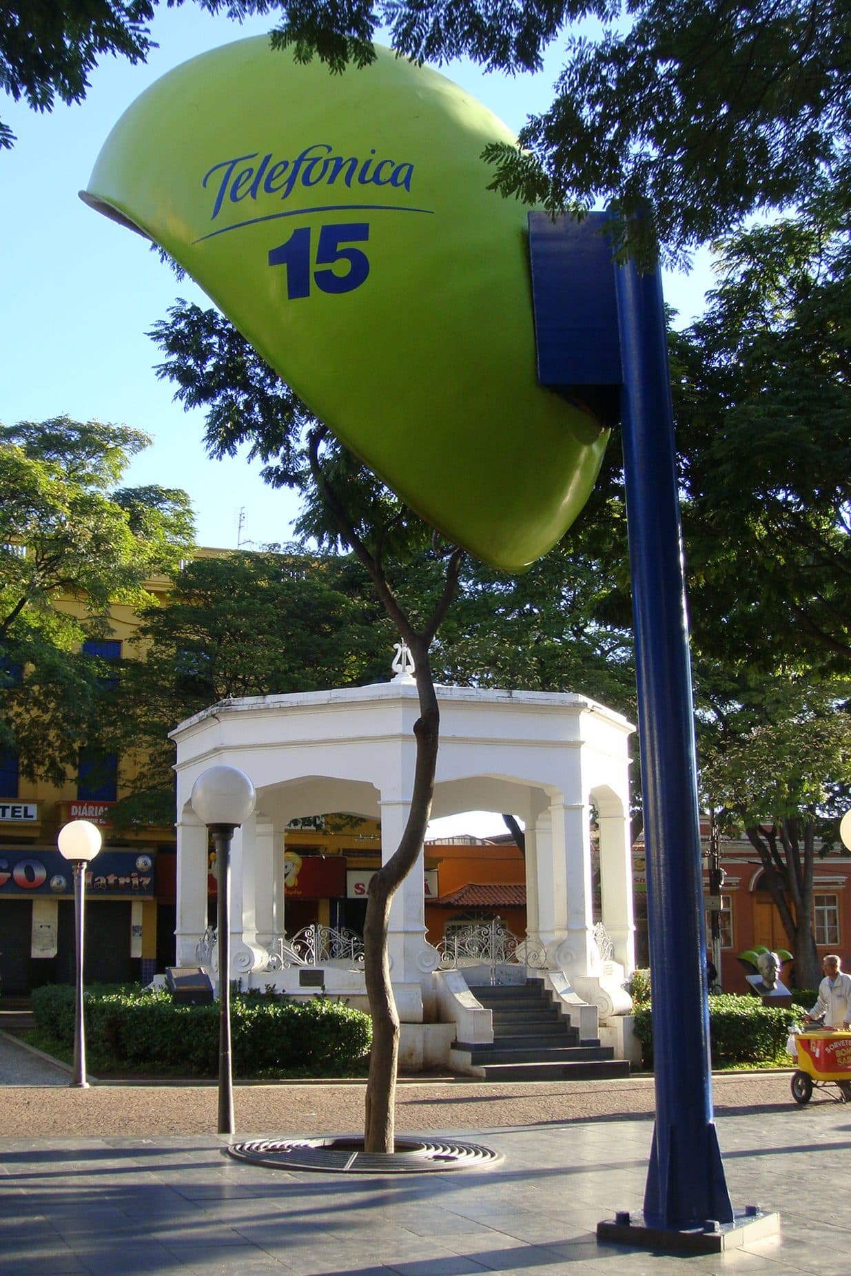 Orelhão gigante instalado ao ar livre na cidade de Itu