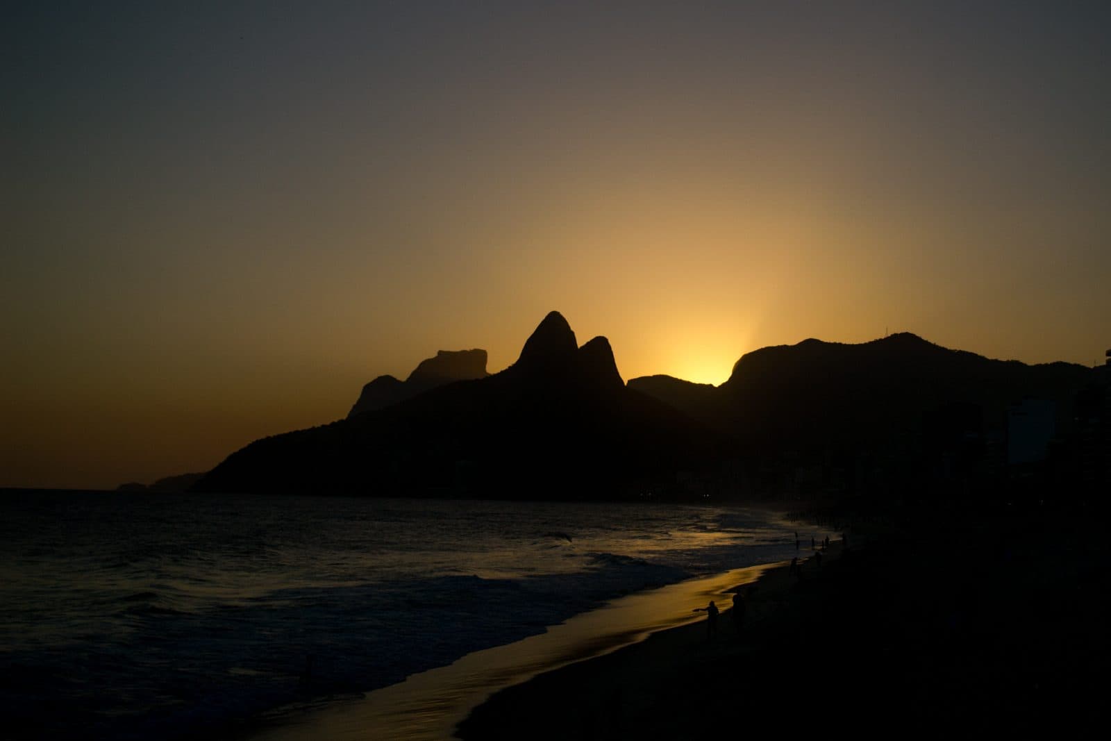 Pôr do sol na praia de Ipanema com vista para o Morro Dois Irmãos no Rio de Janeiro