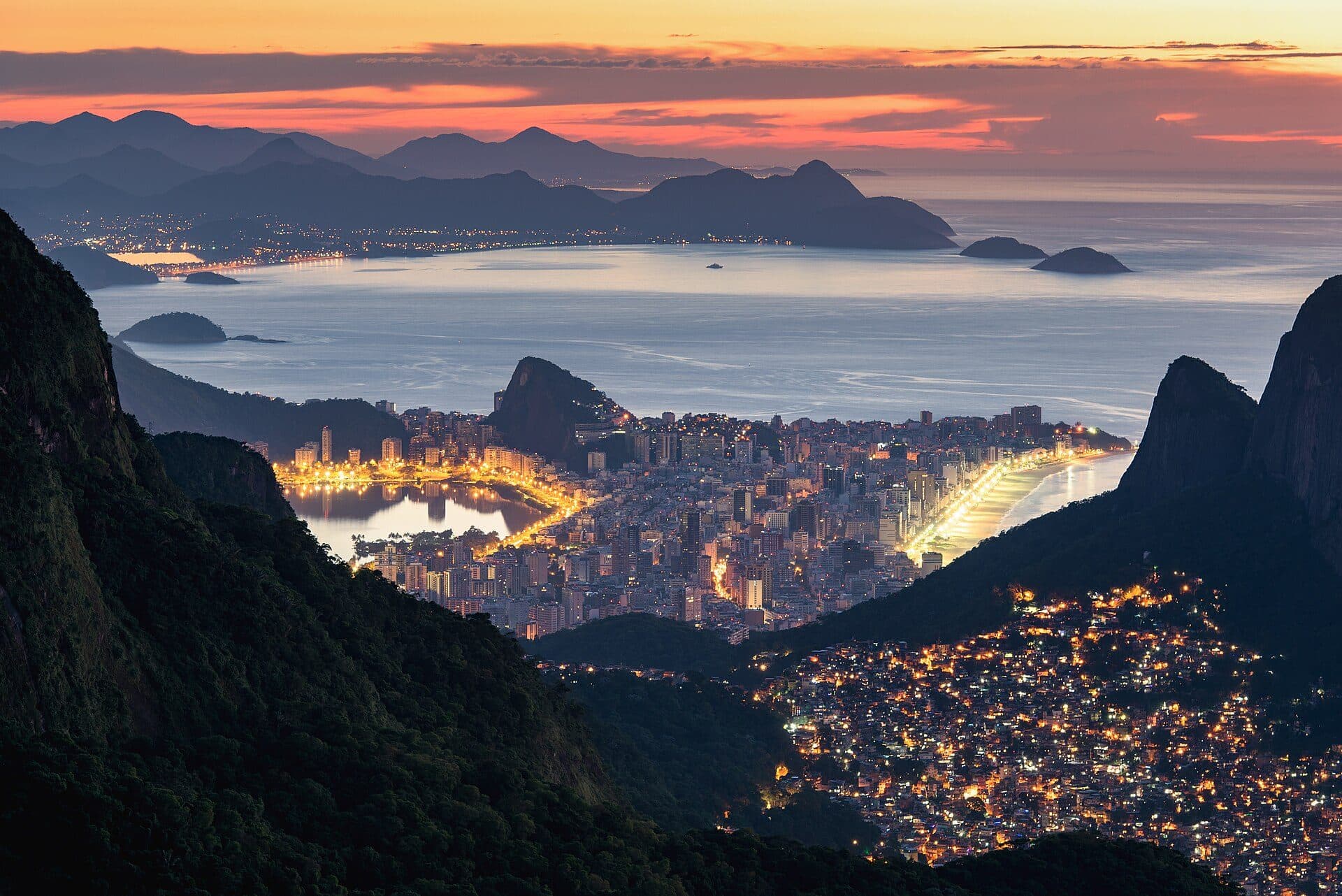 Vista da Rocinha, de Ipanema e das montanhas do Rio de Janeiro ao nascer do sol