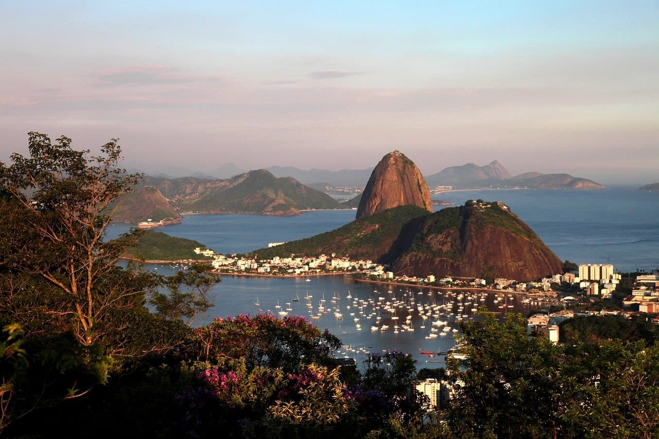 Vista do Pão de Açúcar e do oceano no Rio de Janeiro durante o pôr do sol