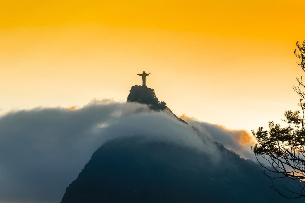 Estátua do Cristo Redentor no topo da montanha cercada por nuvens e névoa no Rio de Janeiro