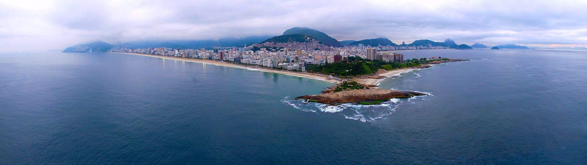 Vista da Pedra do Arpoador durante o amanhecer