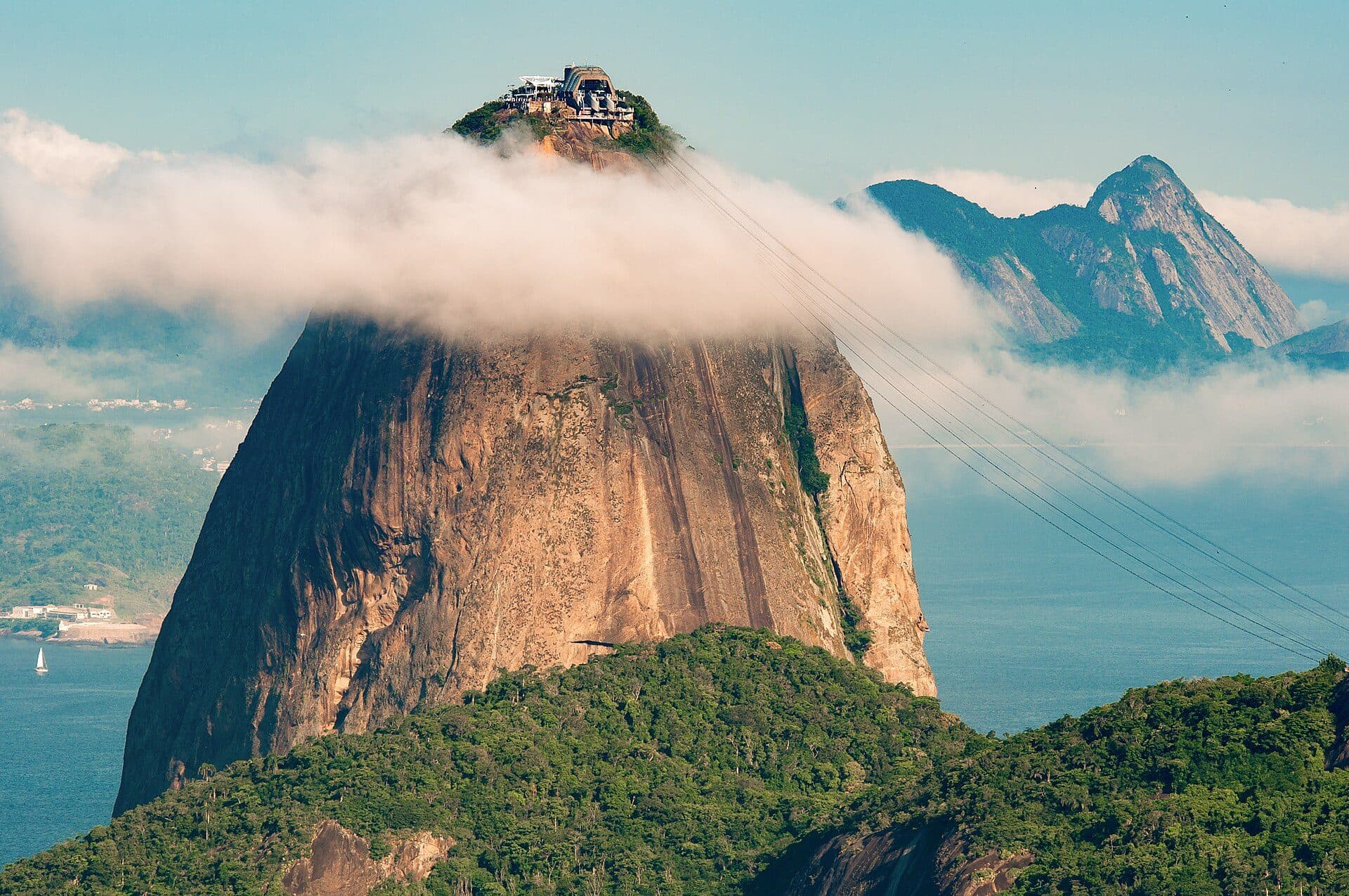 Morro do Pão de Açúcar com uma nuvem no topo