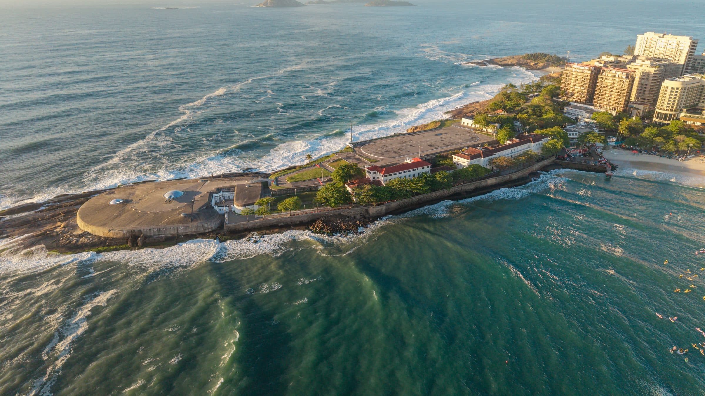 Vista aérea do Forte de Copacabana cercado pelo mar no Rio de Janeiro
