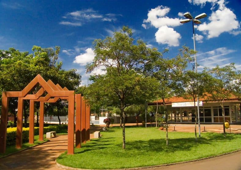 Vista da área verde do Parque dos Ipês na cidade de Dourados