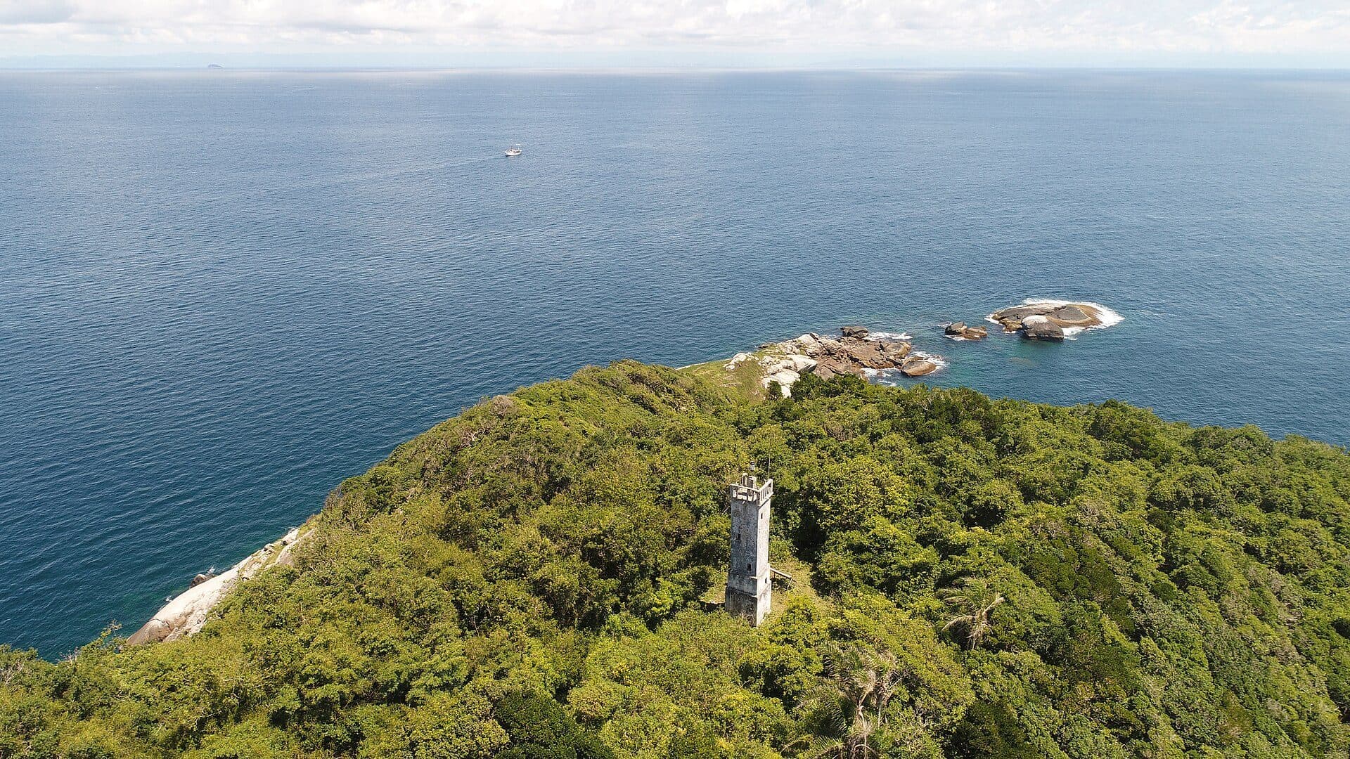 Vista do farol na Ilha da Queimada Grande, no estado de São Paulo