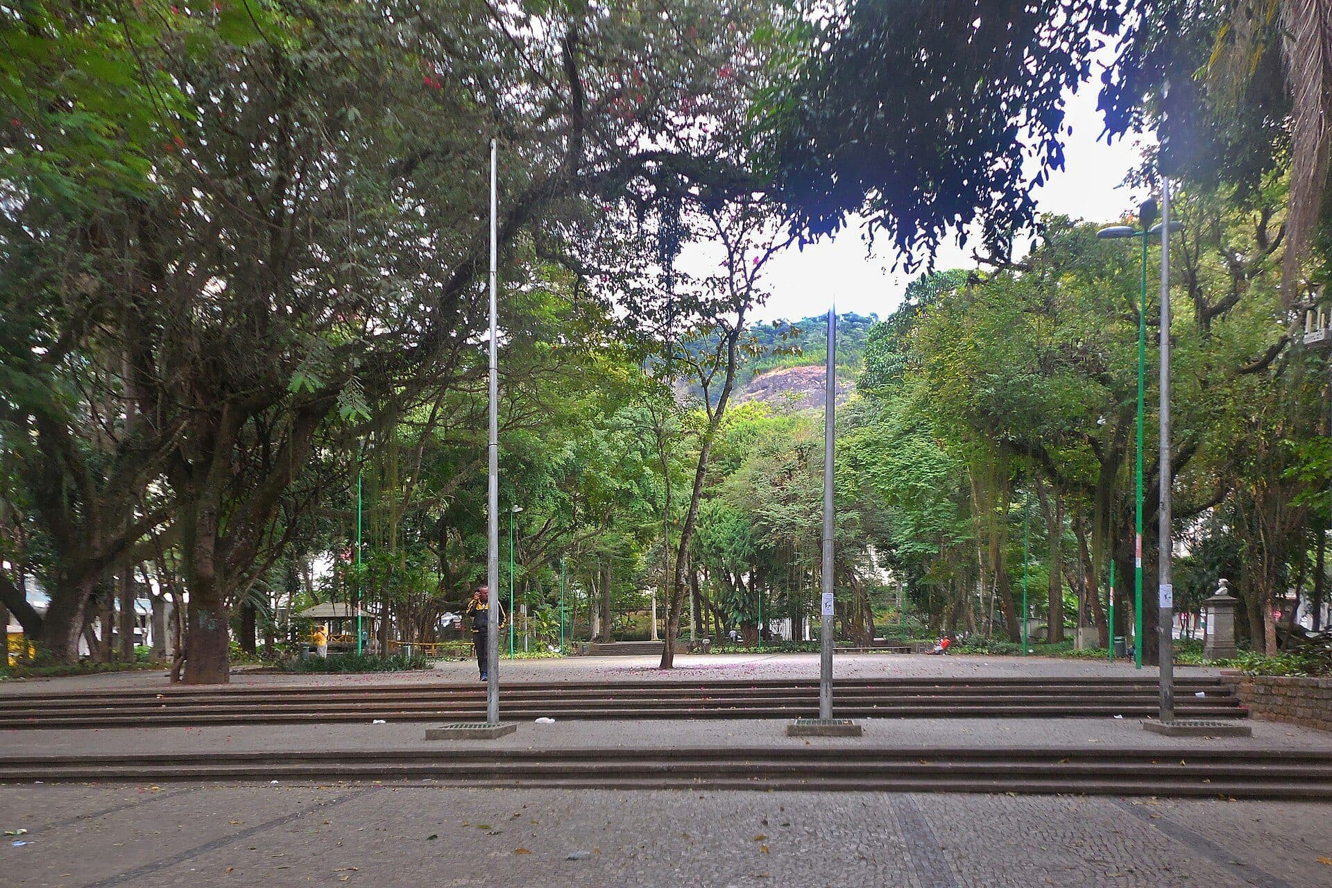 Vista da área interna do Parque Halfeld em Juiz de Fora, Minas Gerais