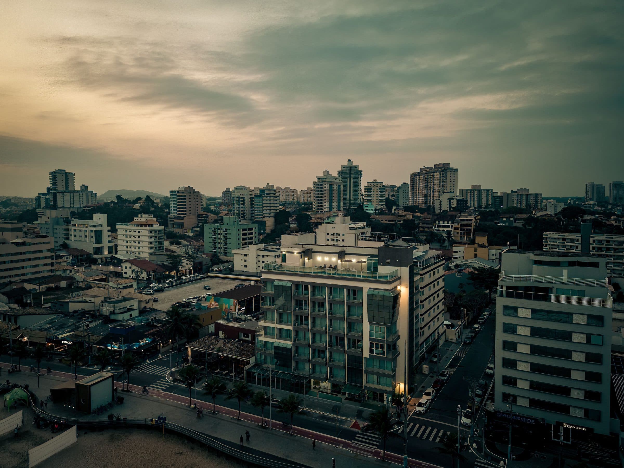 Vista aérea da arquitetura e paisagem urbana de Macaé ao pôr do sol