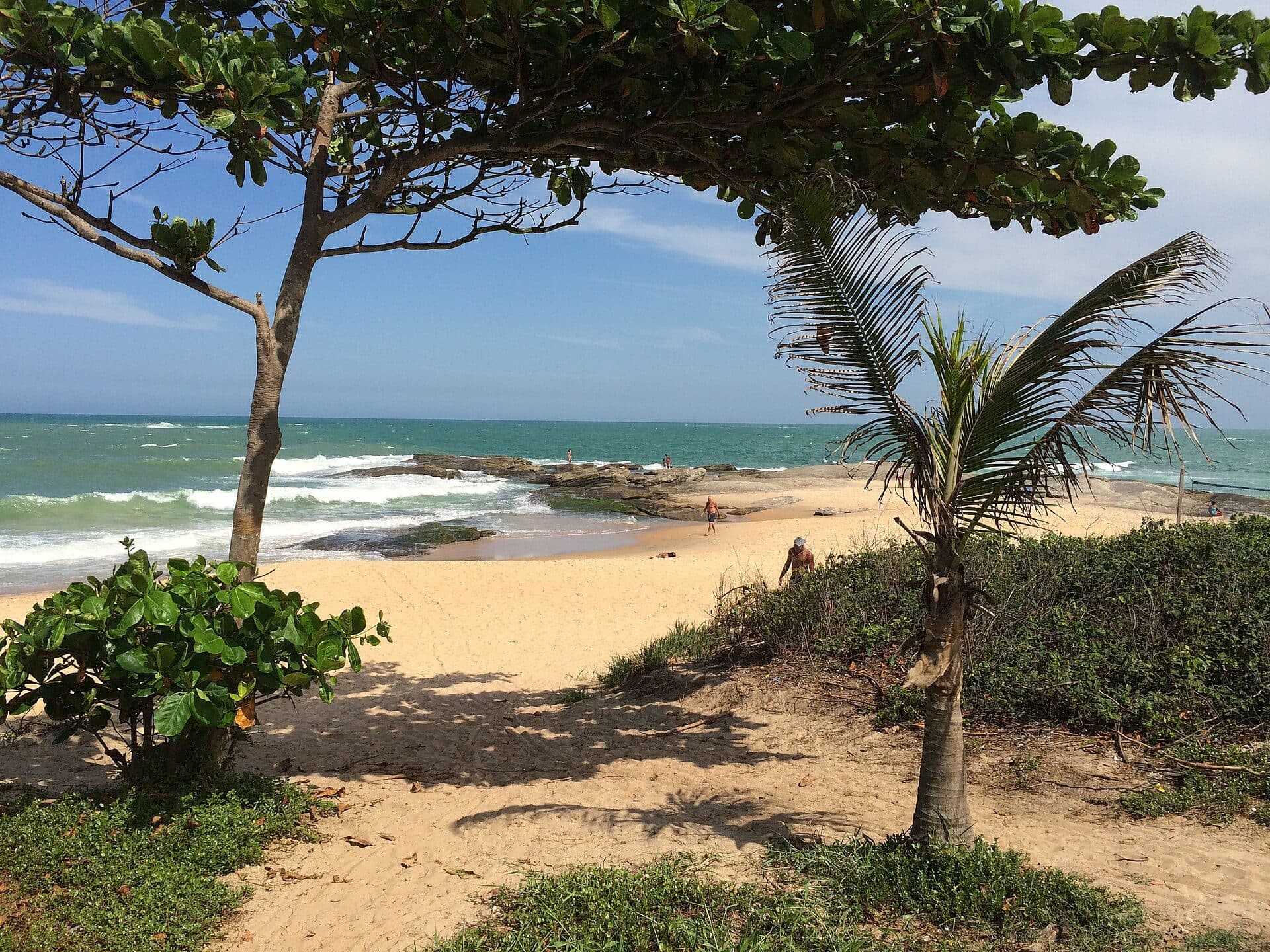 Vista de praia com mar e faixa de areia na cidade de Macaé