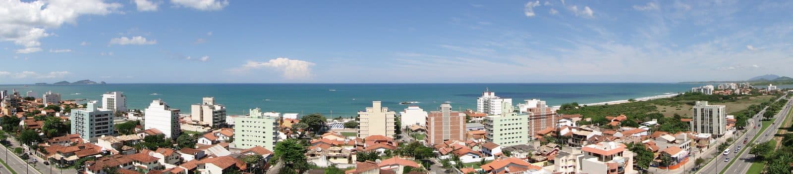 Vista da orla da Praia dos Cavaleiros em Macaé
