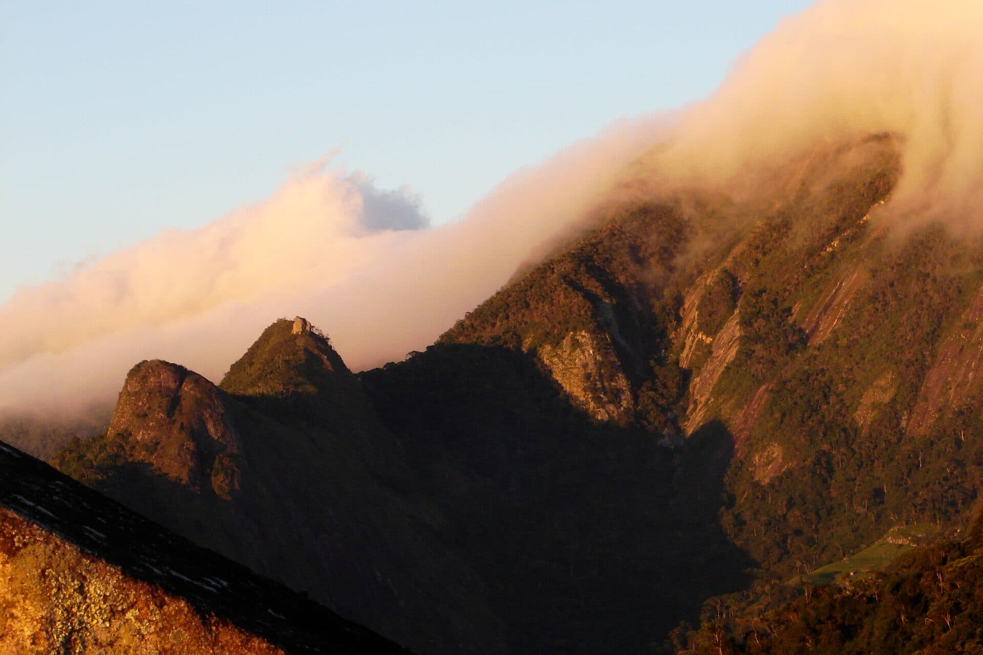 Vista da alvorada no Pico do Peito do Pombo em Macaé