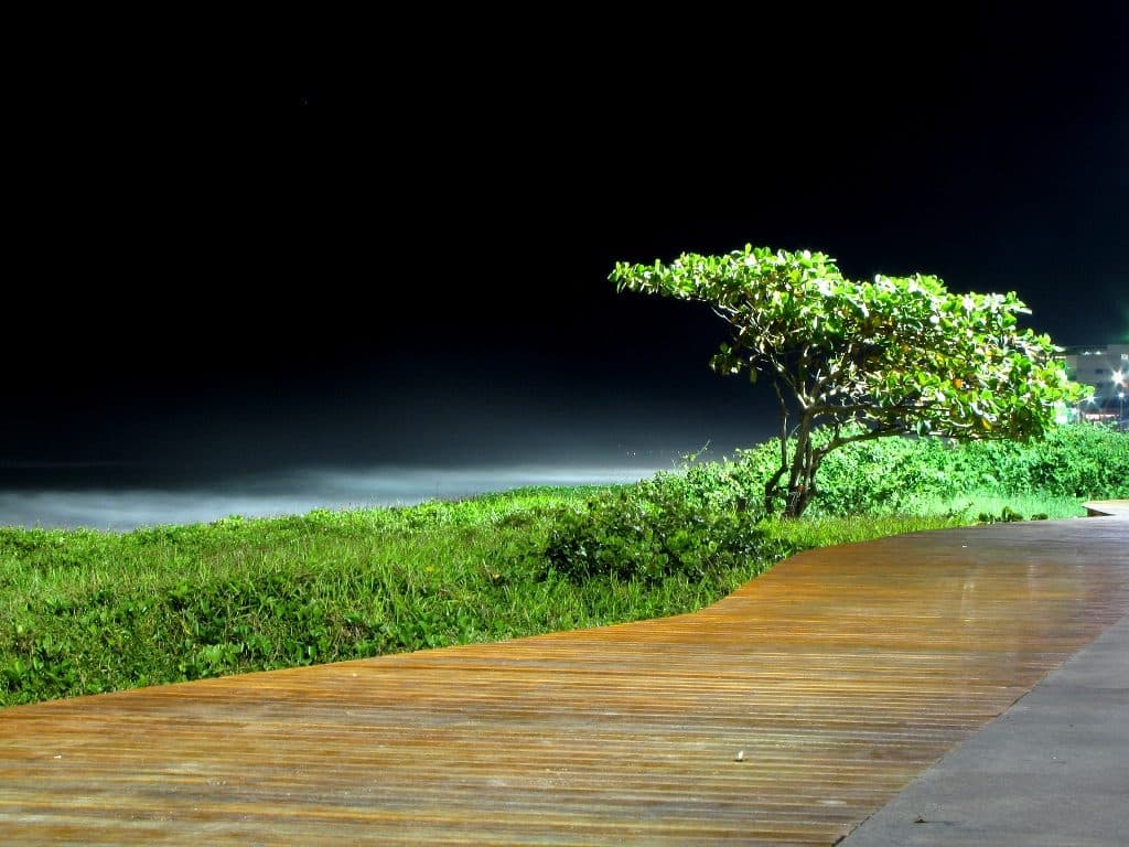 Vista da orla e do mar na Praia dos Cavaleiros em Macaé