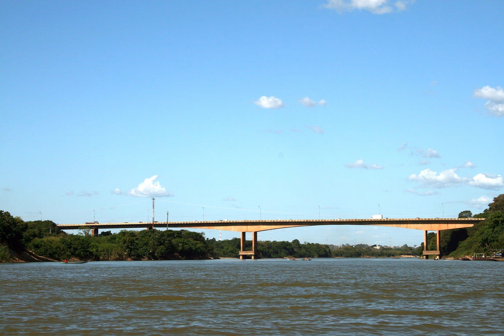 Vista de uma ponte sobre as águas do Rio Itacaiunas