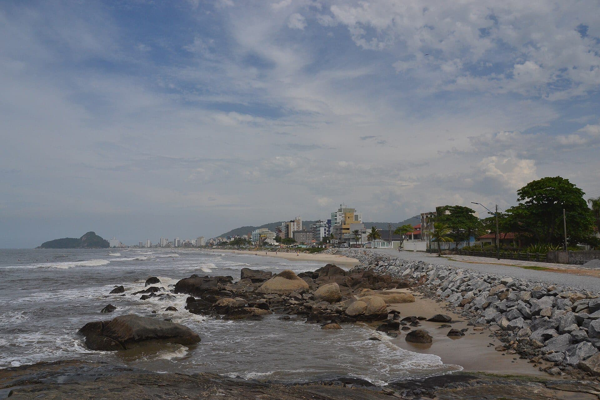 Vista da orla marítima e faixa de areia na Praia de Matinhos no Paraná