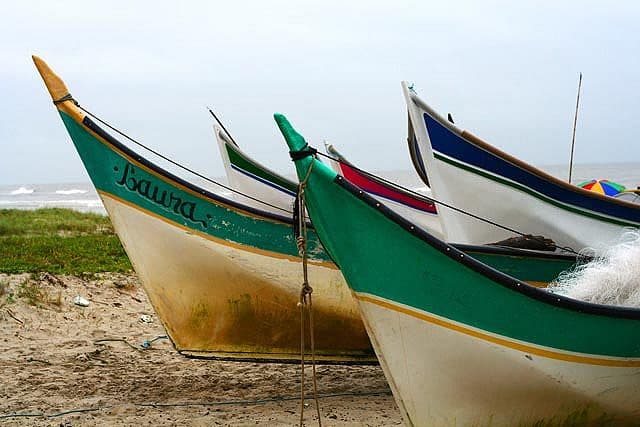 Barcos ancorados na costa de Matinhos no Paraná