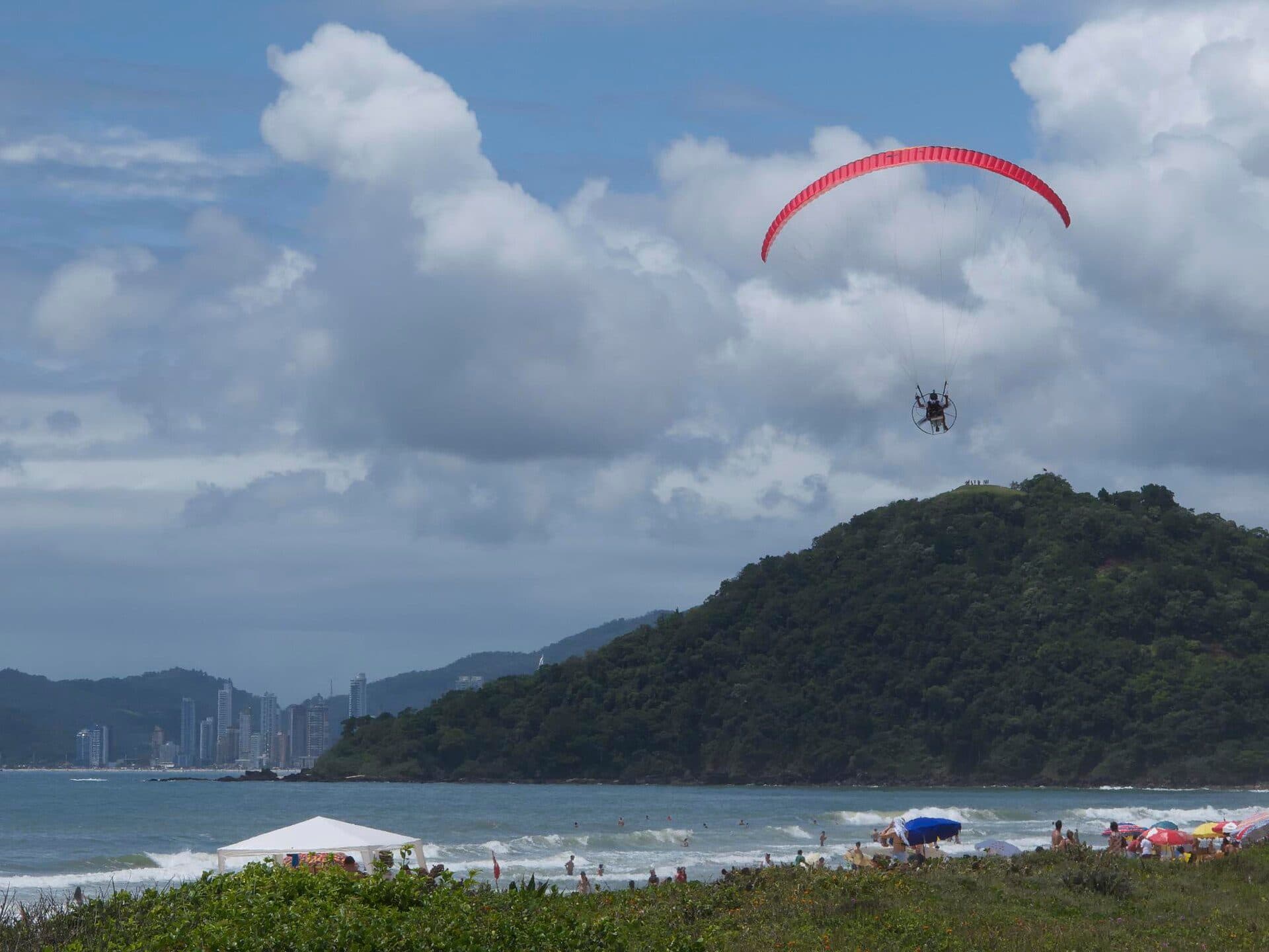 Vista da orla e do mar na Praia Brava em Caiobá