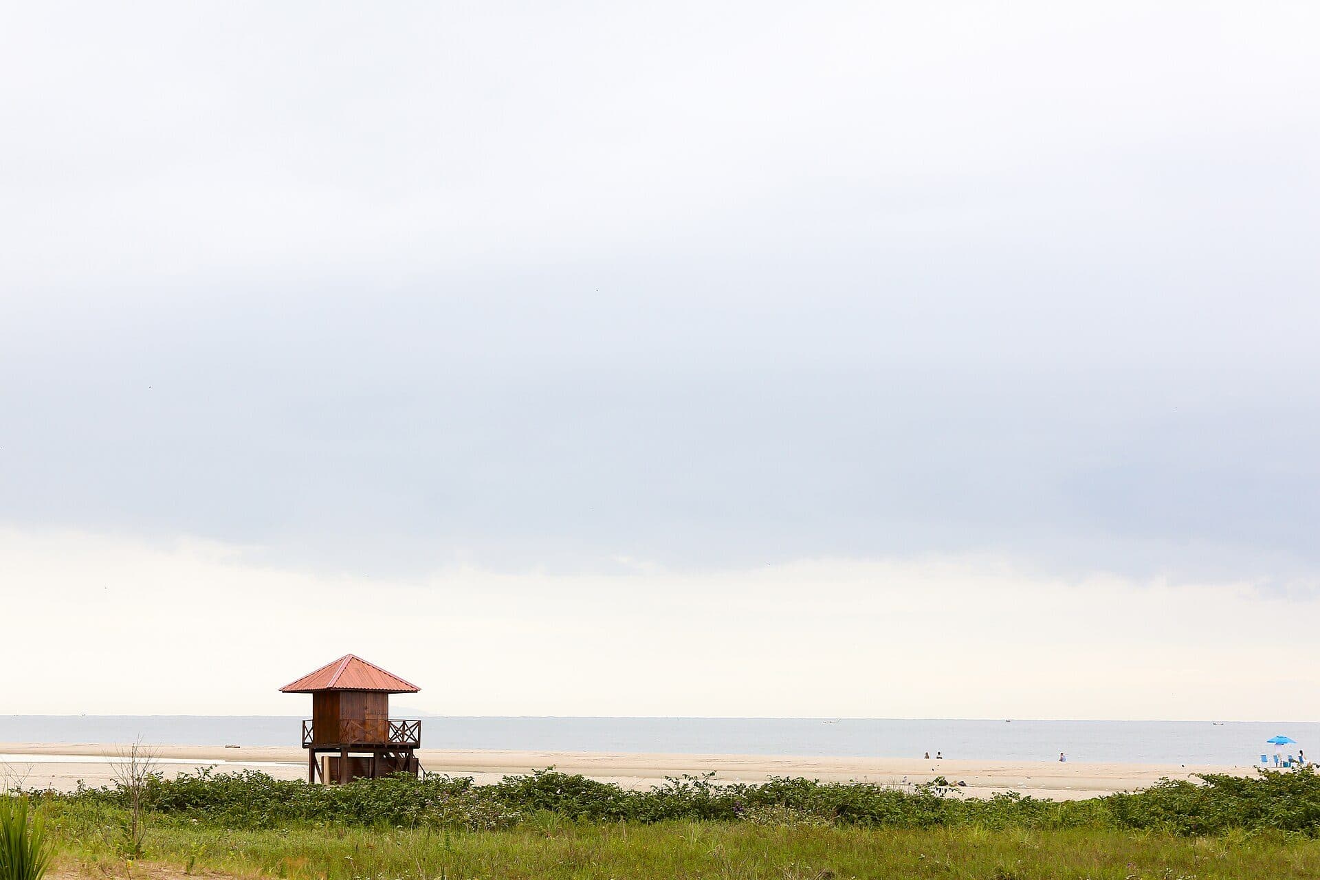 Vista da orla da Praia Brava em Matinhos no Paraná