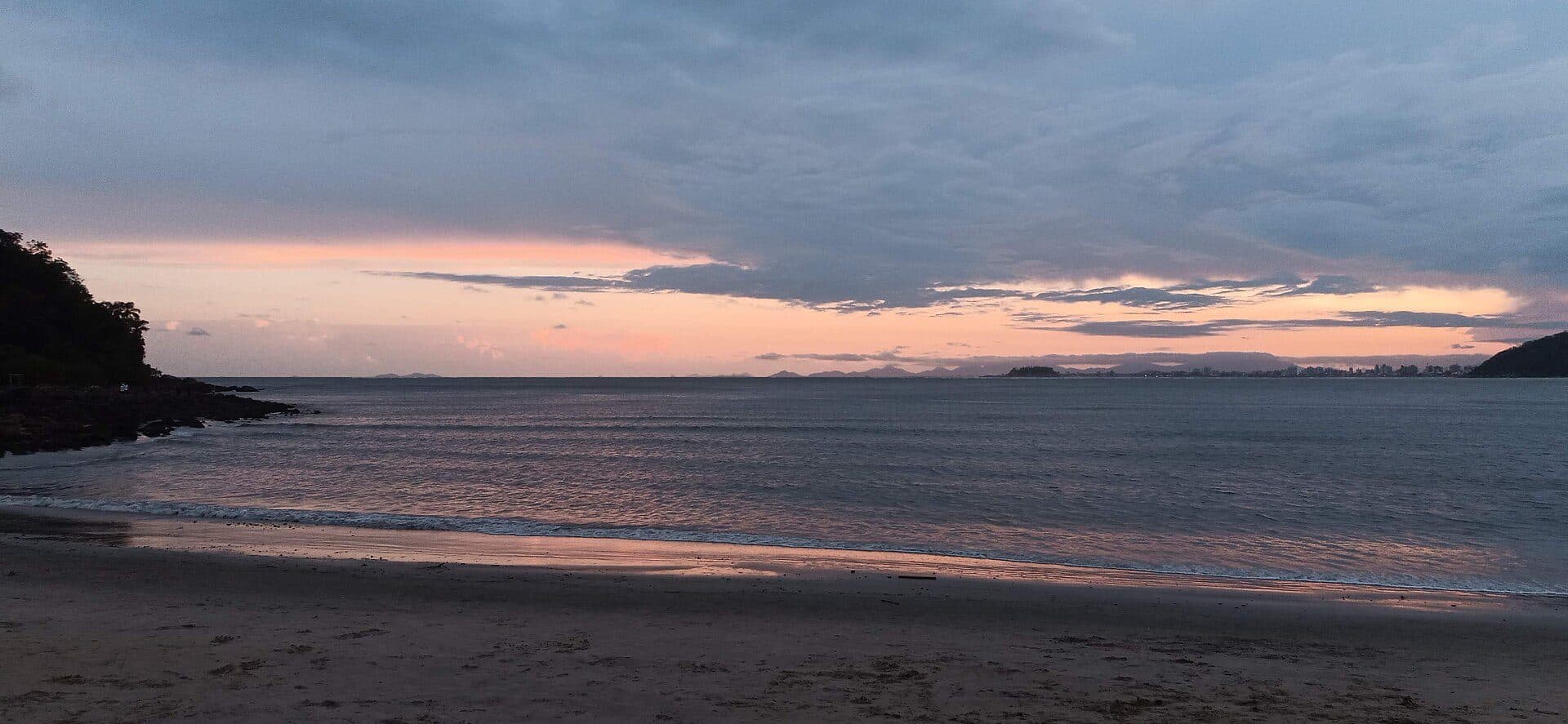 Pôr do sol na orla da Praia Mansa em Matinhos, Paraná