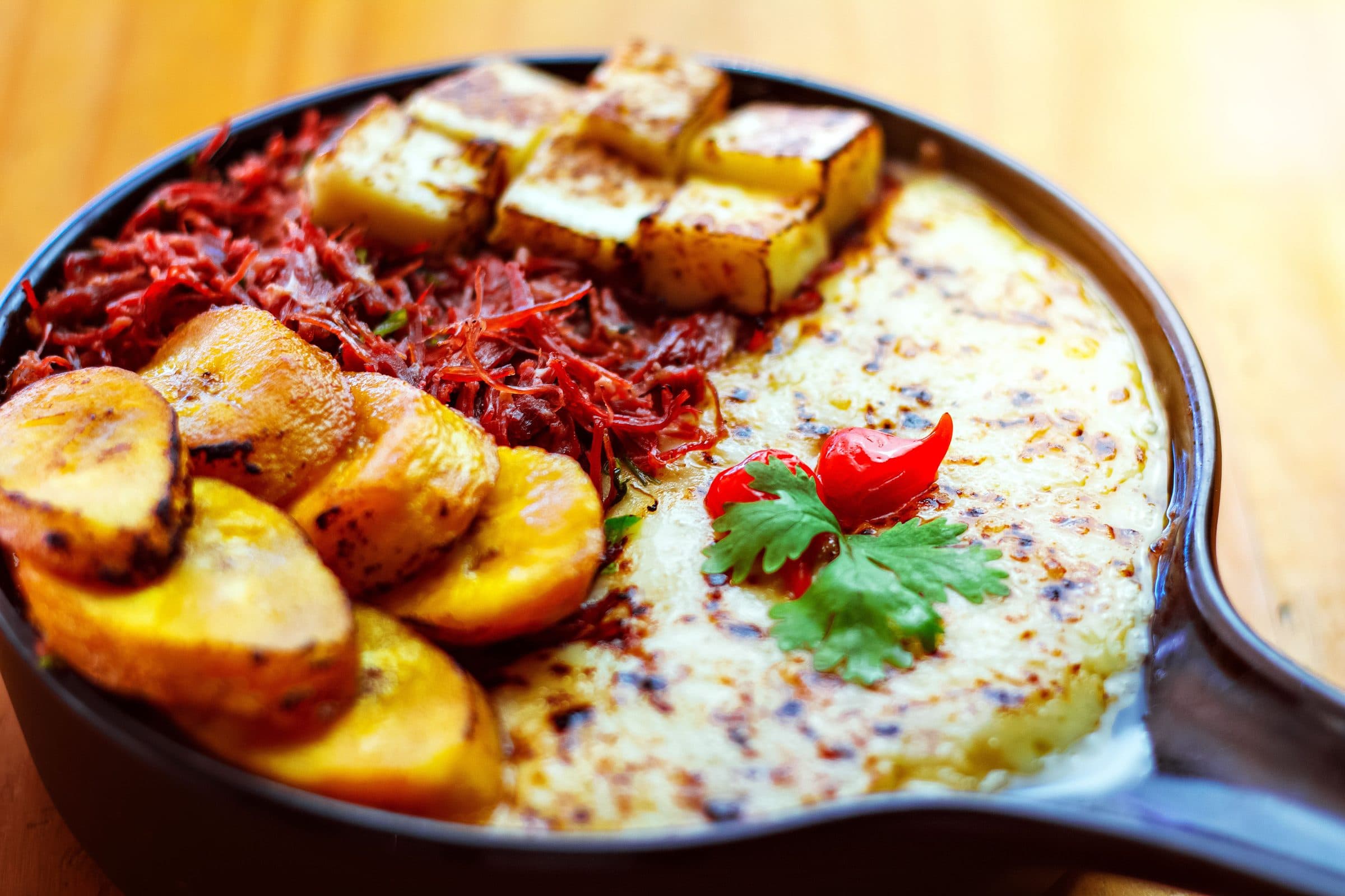 Prato com banana-da-terra frita, queijo e legumes grelhados