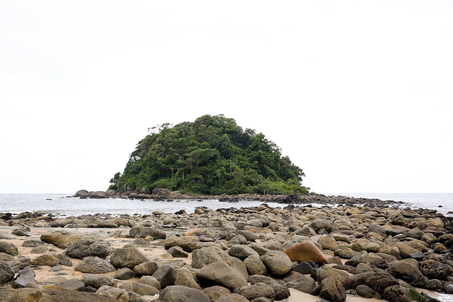 Vista da orla da Praia Mansa em Matinhos no Paraná