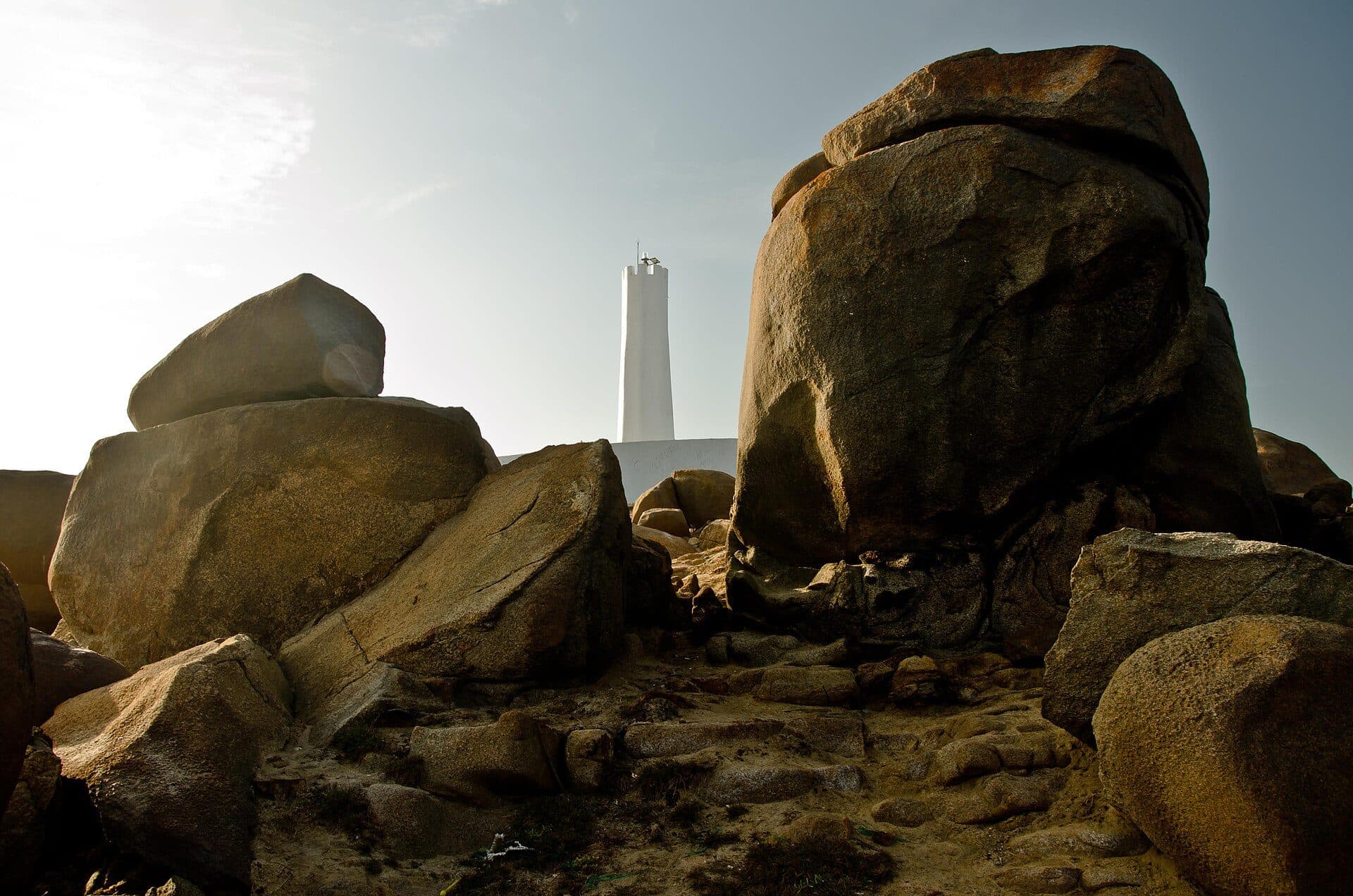 Farol da Pedra do Sal situado entre as pedras