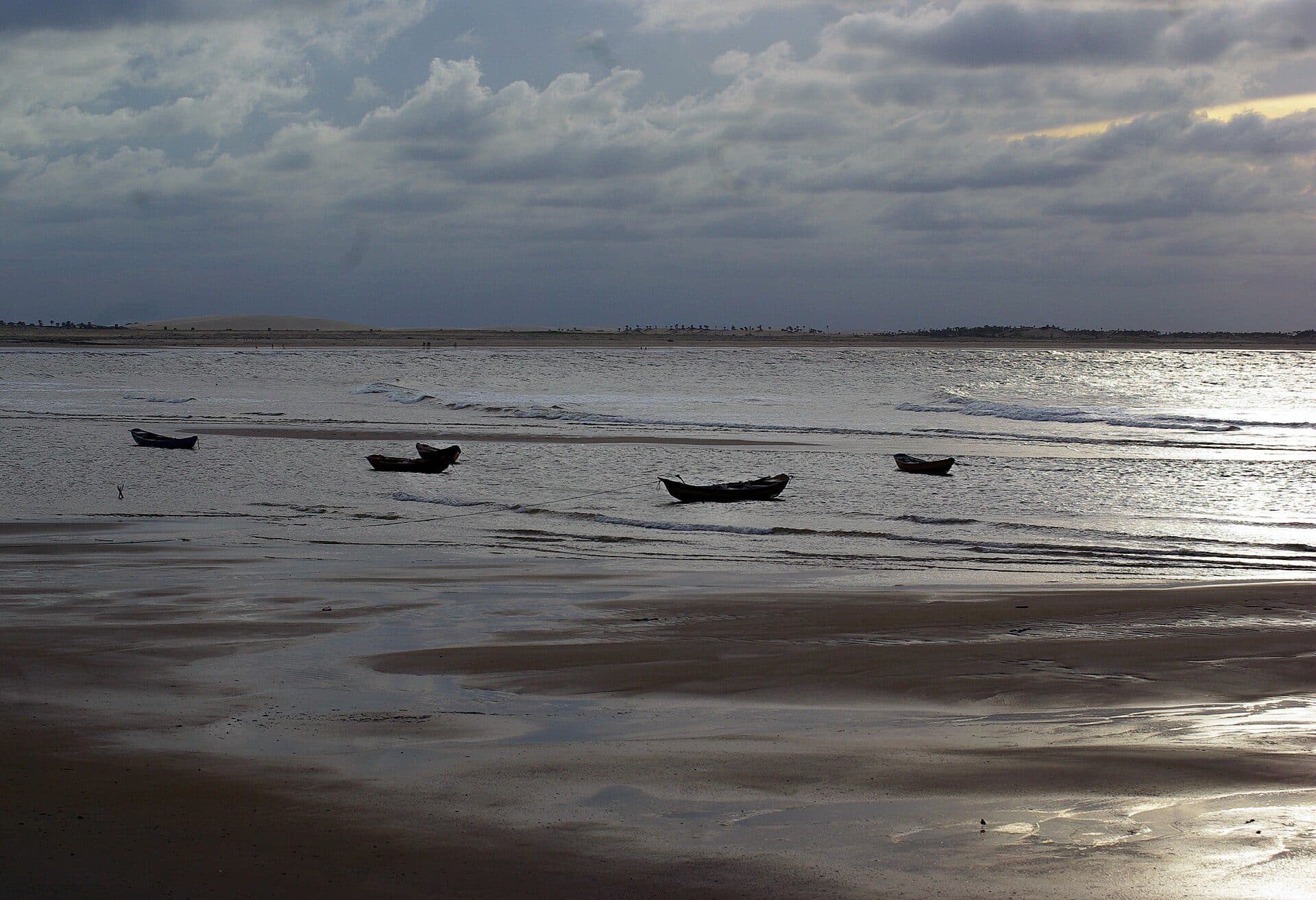 Vista da Praia da Pedra do Sal em Parnaíba, no litoral do Piauí