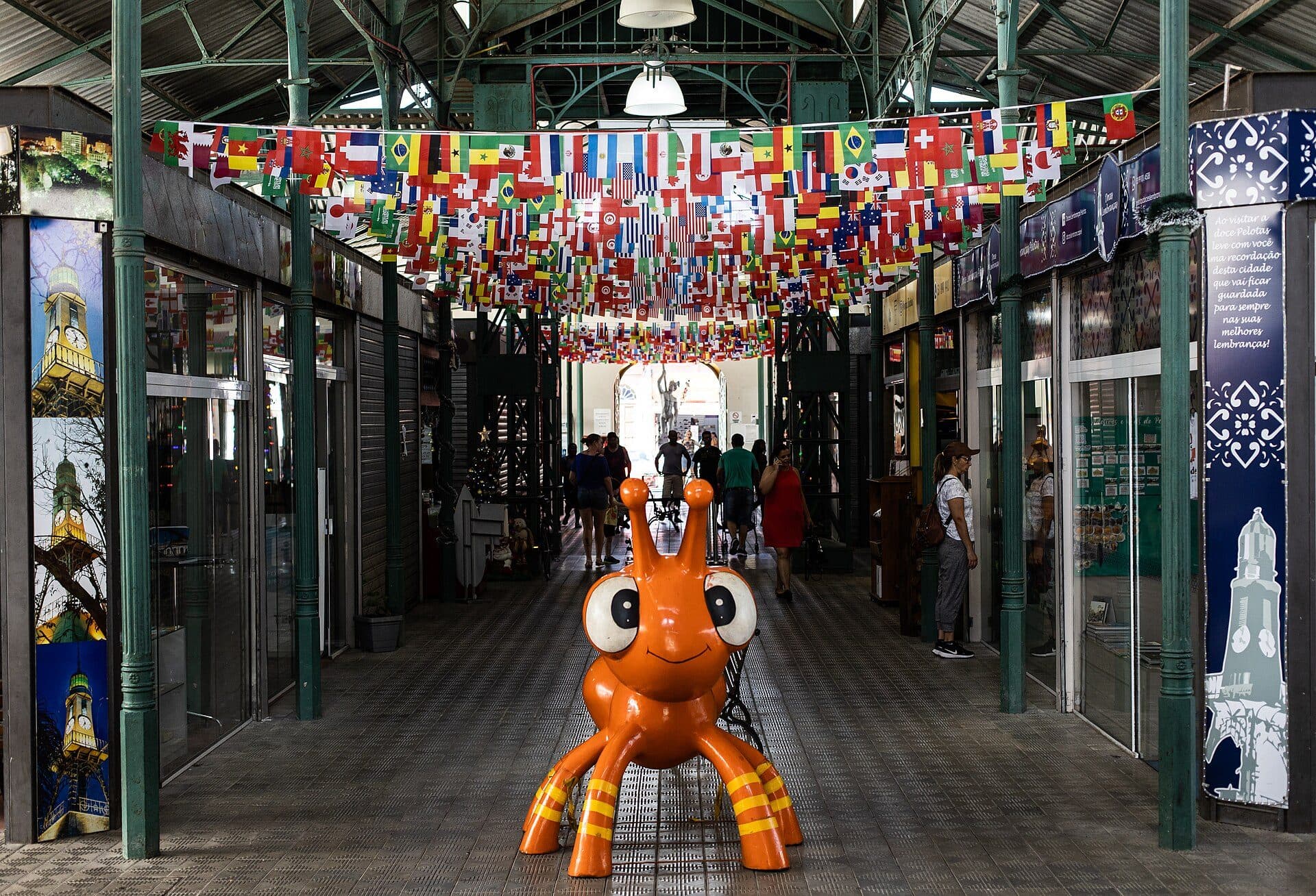 Bancas comerciais no interior do Mercado Central de Pelotas