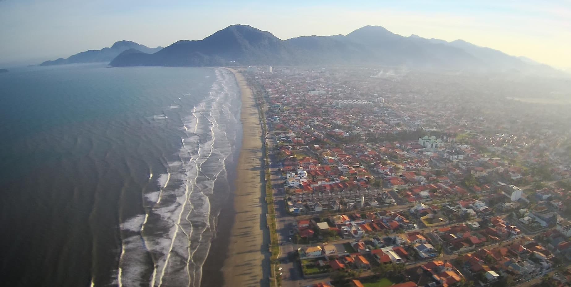 Vista aérea panorâmica da cidade de Peruíbe
