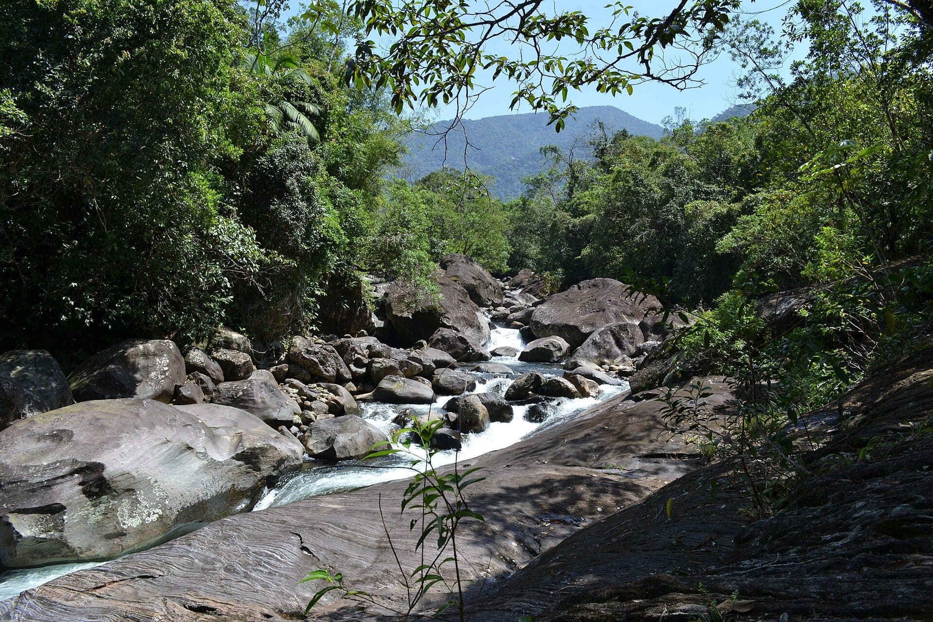Vista da queda d'água na Cachoeira do Paraíso