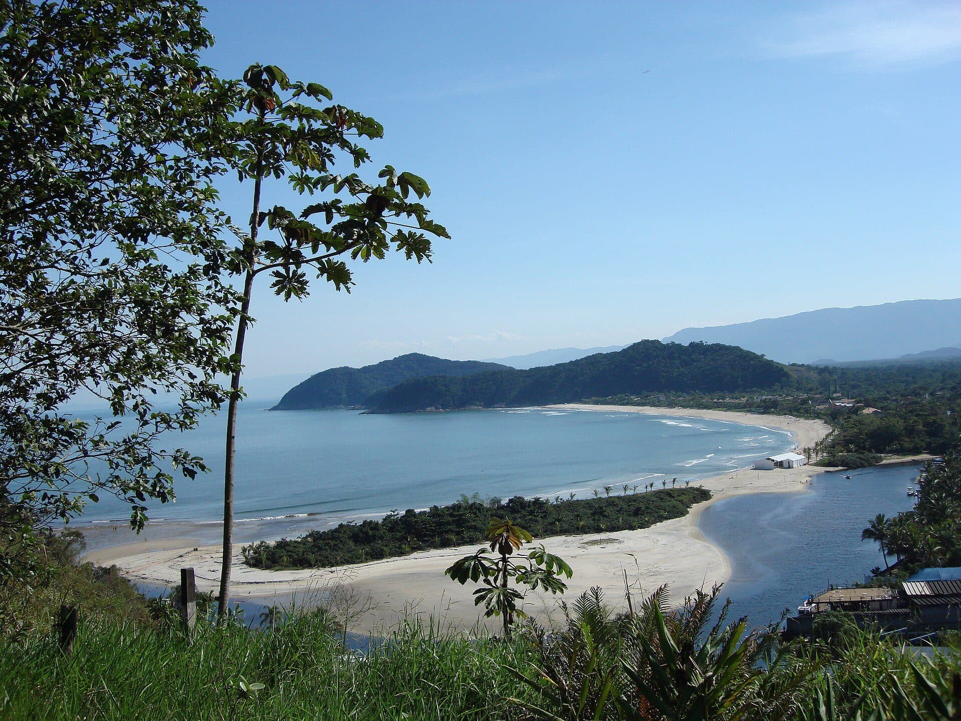 Vista da Praia da Barra do Una com o mar e a faixa de areia