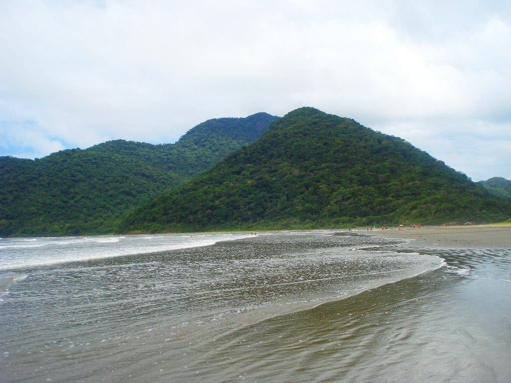 Vista panorâmica da orla da Praia de Guaraú