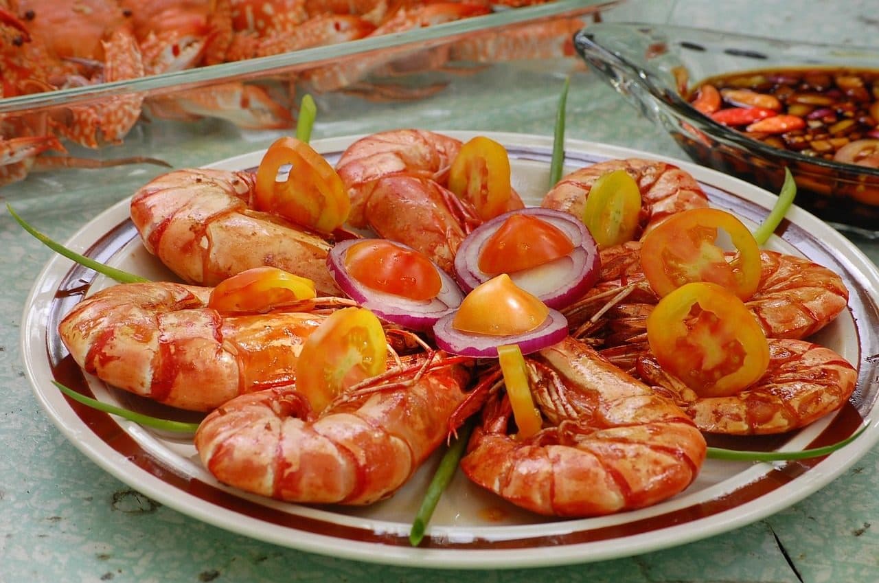 Prato preparado com camarões e frutos do mar