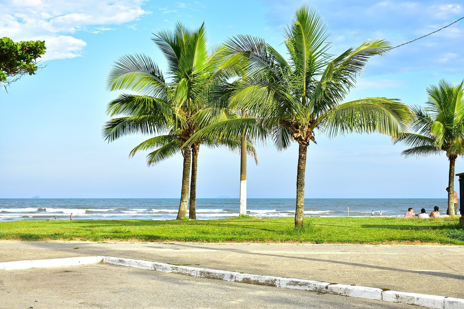 Vista da Praia do Centro com a faixa de areia e o mar em Peruíbe