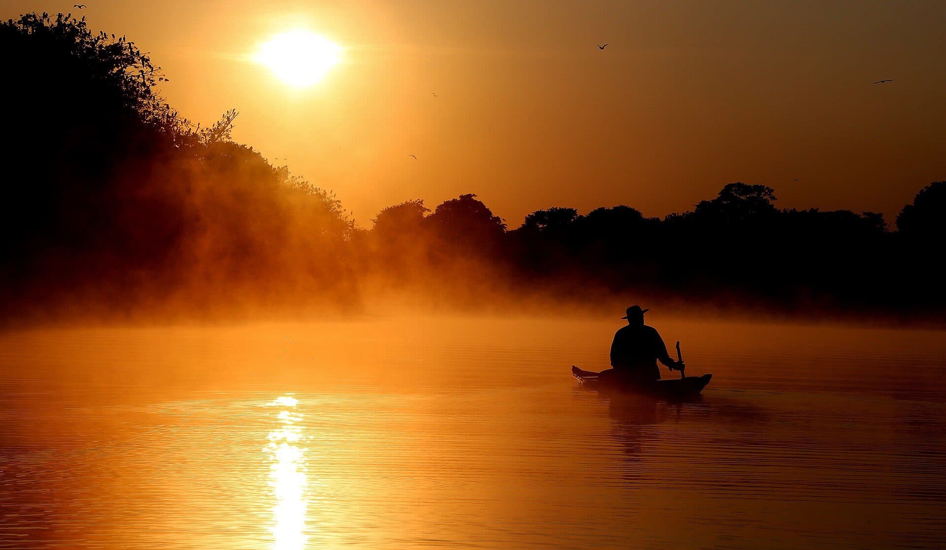 Amanhecer sobre as águas do Lago do Cuniã na Amazônia