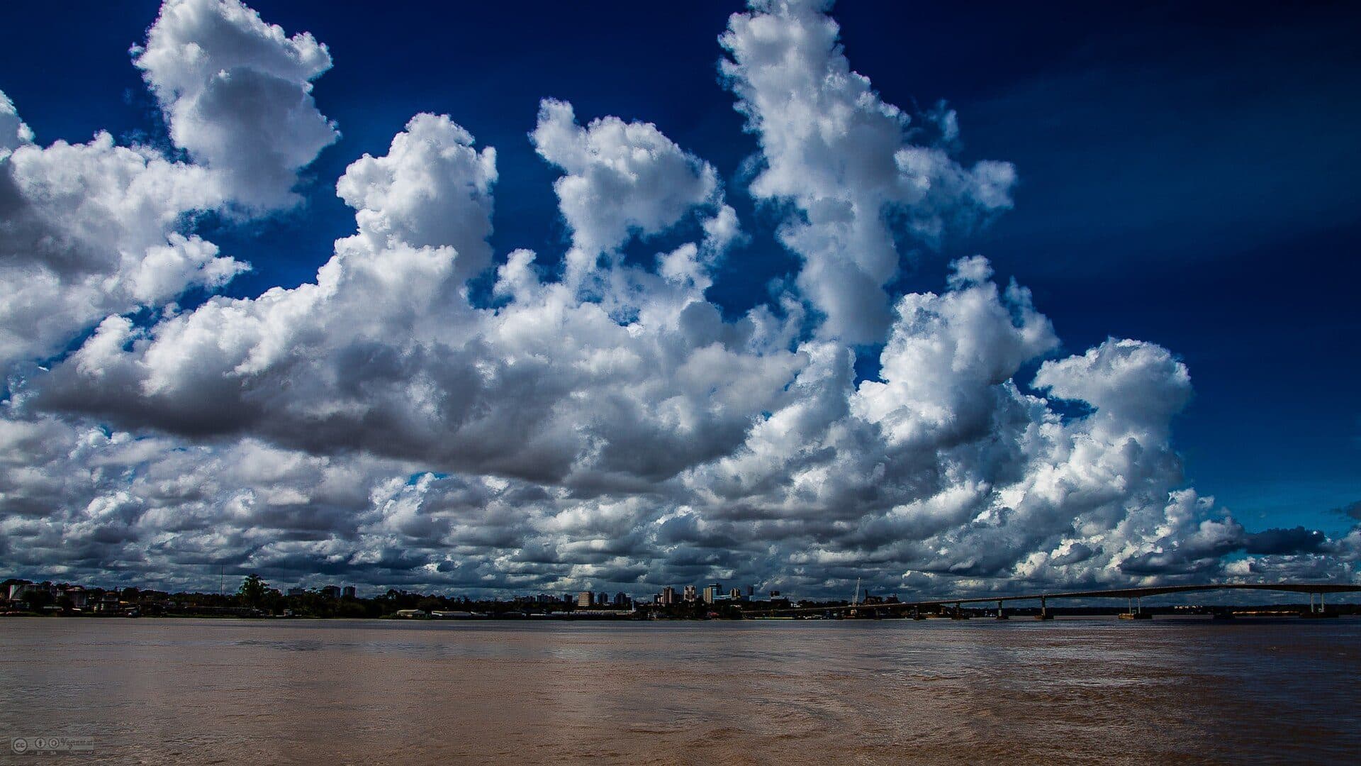 Vista do Rio Madeira no município de Porto Velho, Brasil