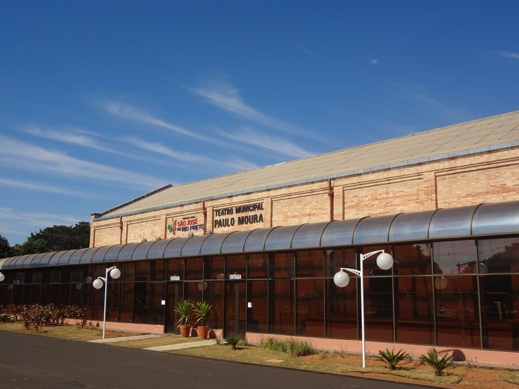 Fachada do Teatro Paulo Moura em São José do Rio Preto