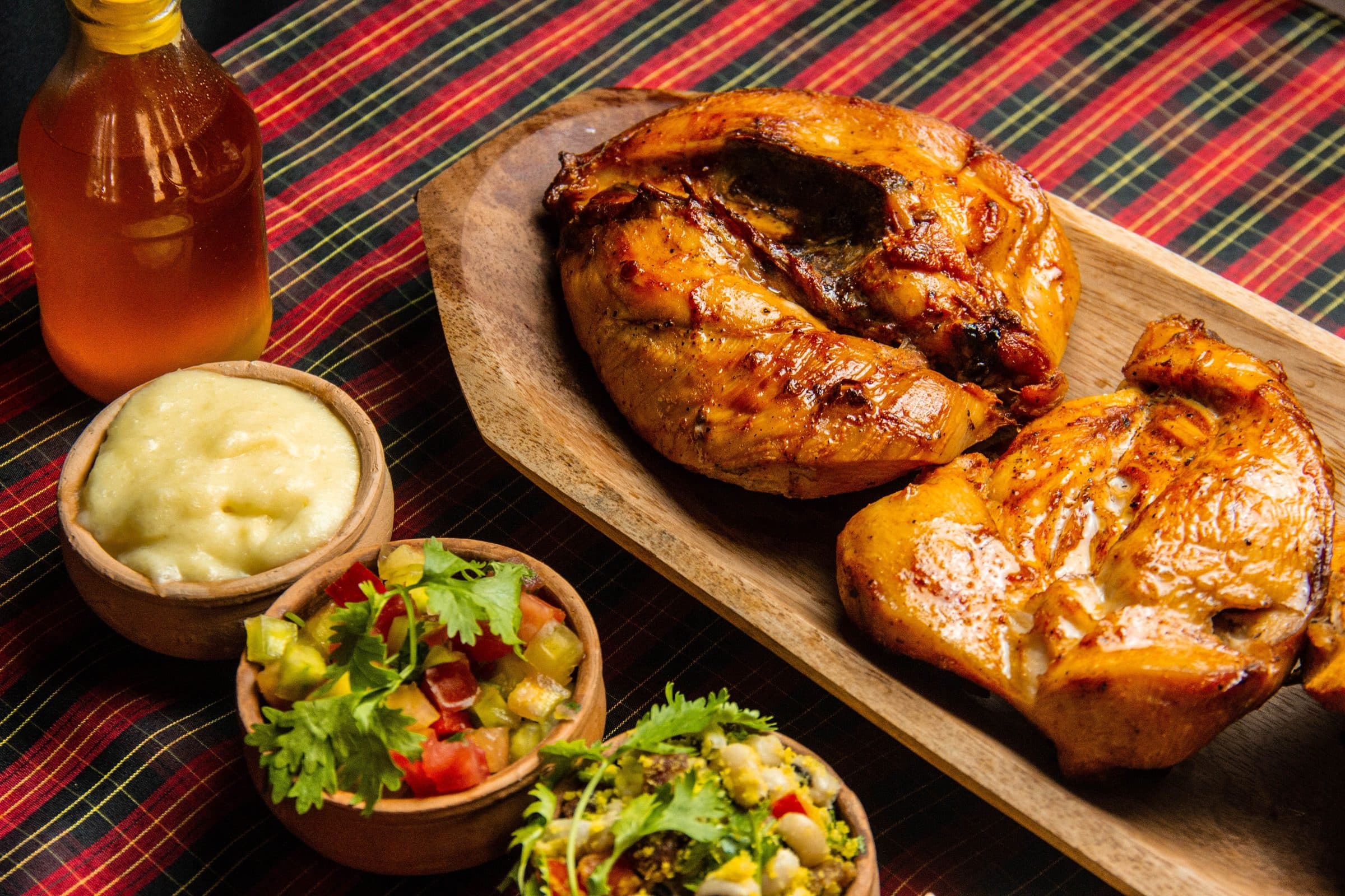 Prato com frango grelhado acompanhado de guarnições tradicionais