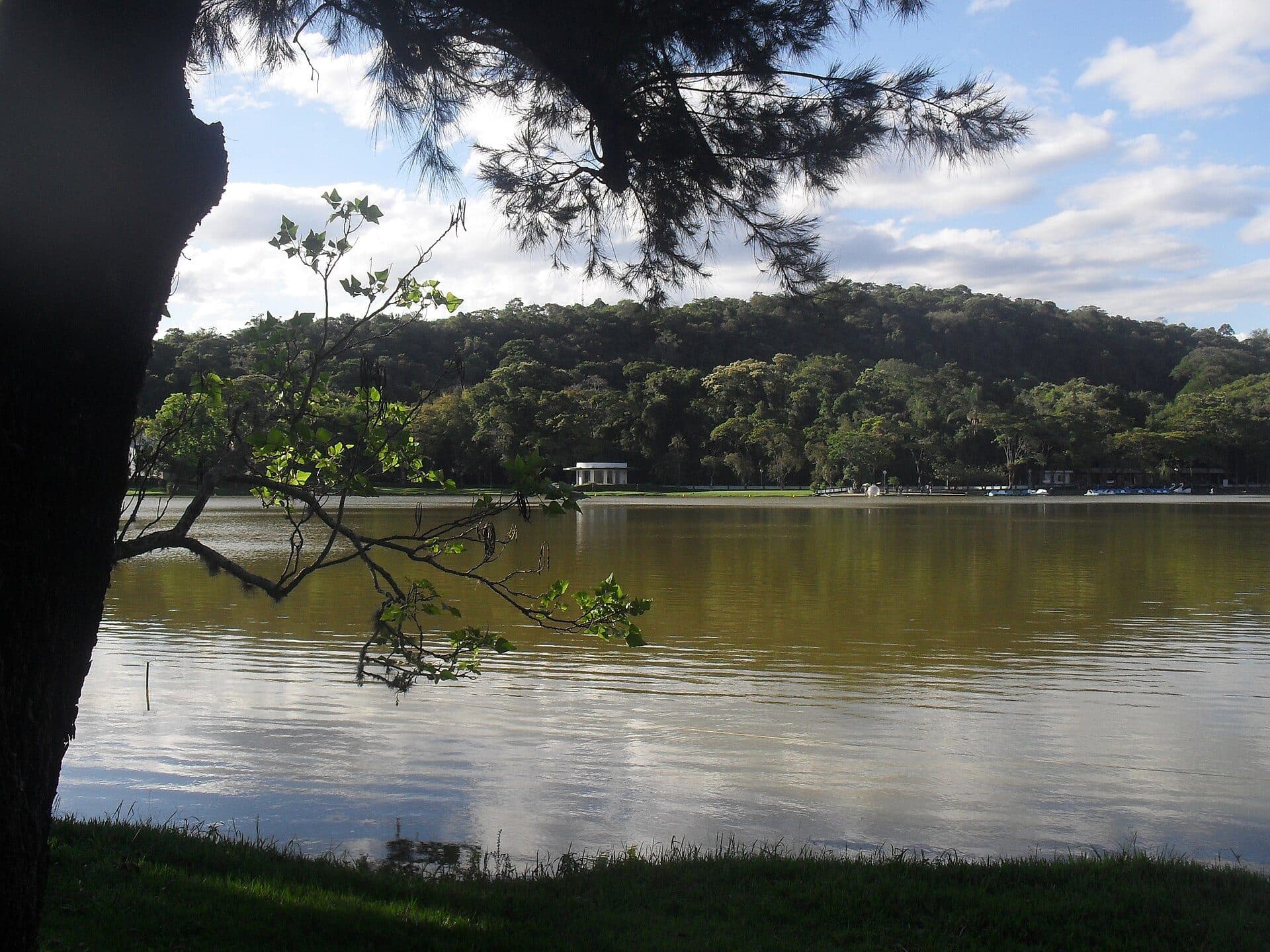 Vista do lago no Parque das Águas de São Lourenço em Minas Gerais