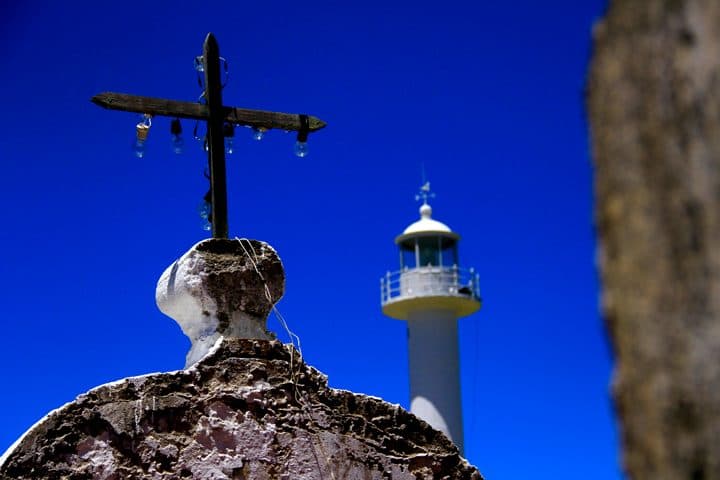 Vista do farol e da capela junto às ruínas do Forte de Tamandaré